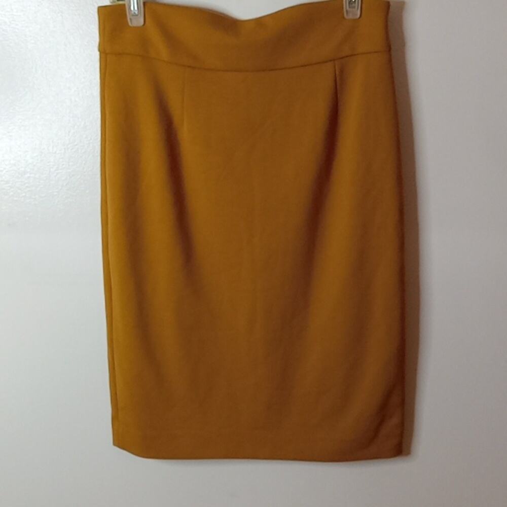 Premise Studio women's size 6 gold straight skirt. Office . Minimalist